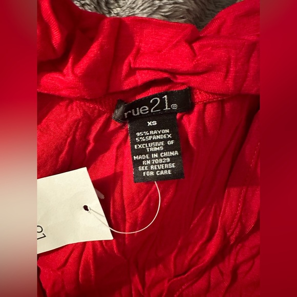 Red V Cut Sleeve Less Top - Picture 2 of 3